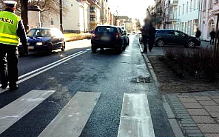 Groźny wypadek w Kętrzynie. 18-latka została potrącona na przejściu dla pieszych Groźny wypadek w Kętrzynie. 18-latka została potrącona na przejściu dla pieszych